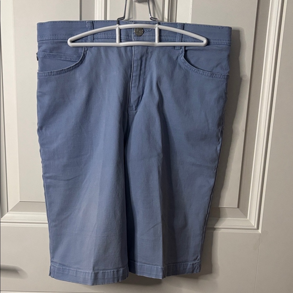 EUC Gloria Vanderbilt Women’s Light Blue Bermuda Shorts